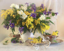 Натюрморт из мимоз и колокольчиков