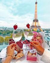 Без бренда «Свидание на фоне Эйфелевой башки» в Грозном