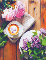 Вкусный капучино, сирень и пионы