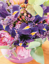 Букет с ирисами и тюльпанами