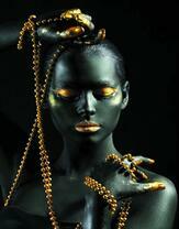 Без бренда «Девушка в черно-золотом макияже» в Грозном в интернет-магазине  Без бренда «Девушка в черно-золотом макияже» в Грозном