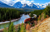 Железная дорога вдоль реки в лесу